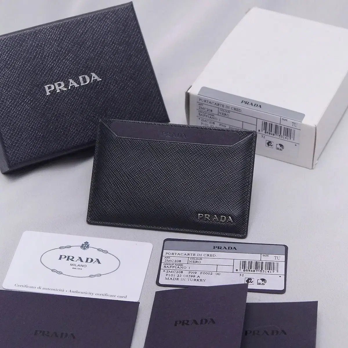 프라다 (PRADA) 사피아노 메탈 로고 2CC 카드지갑